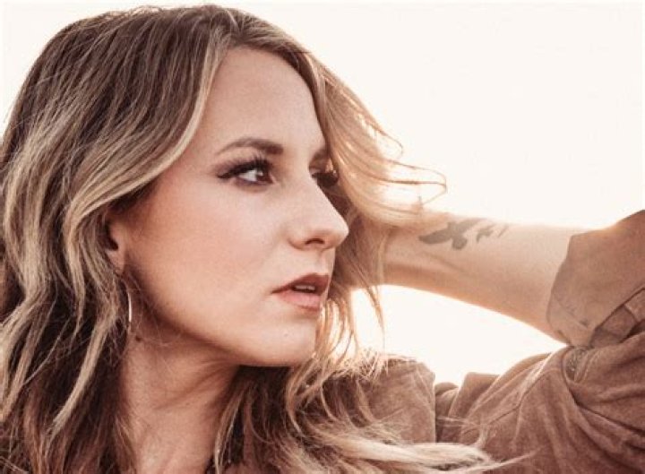 Caitlyn Smith Steps Outside Her “Comfort Zone” On Tour And With Upcoming Record (Exclusive) – Celeb Secrets Country
