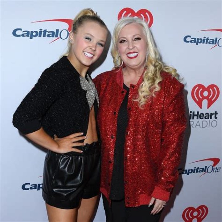 Jojo Siwa Age, Parents, Awards, Girlfriend, Net Worth, Wiki