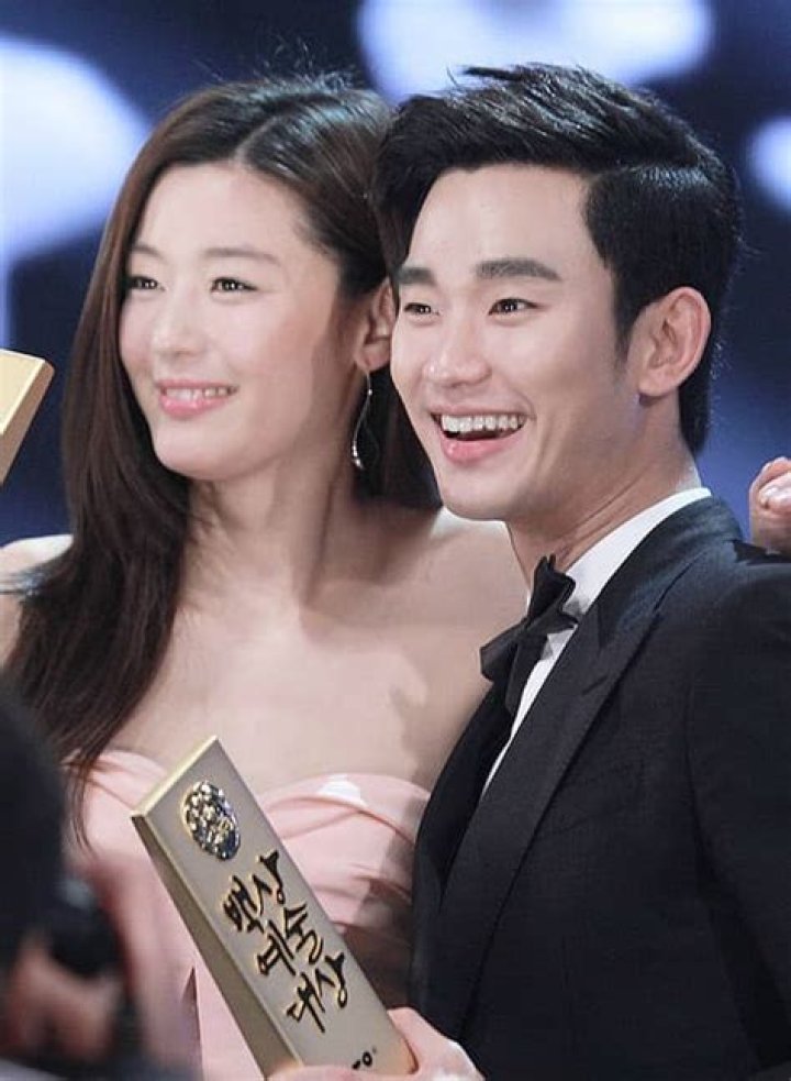 Jun Ji-hyun Height, Weight, Age, Boyfriend, Family, Facts, Biography